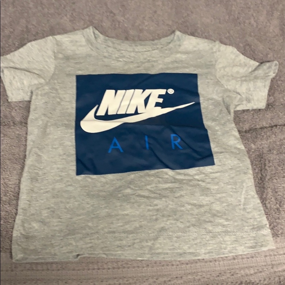Size 2T boys nike shirt